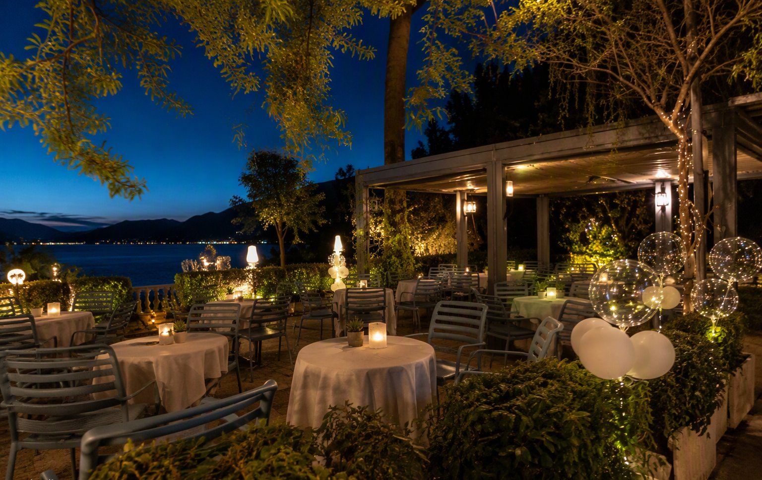 La terrazza la sera, tra luci e il blu del lago
