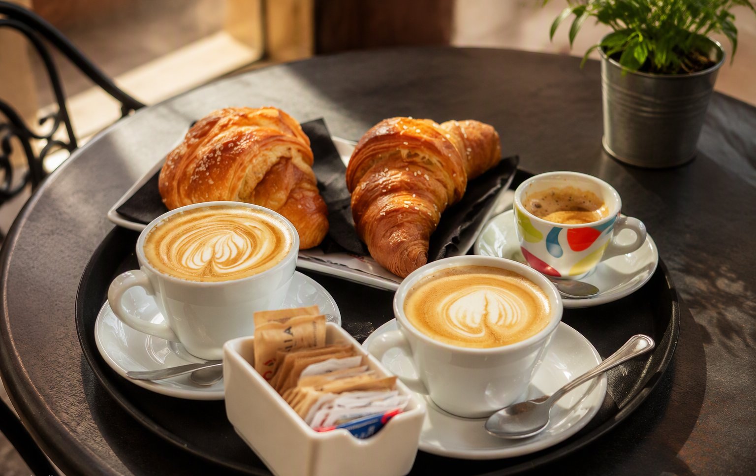 Cappuccini e croissant sul vassoio